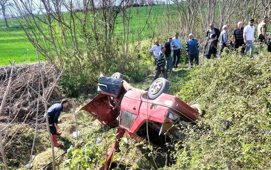 Samsun'un Vezirköprü ilçesinde şarampole devrilen otomobilde 2 kişi yaralandı