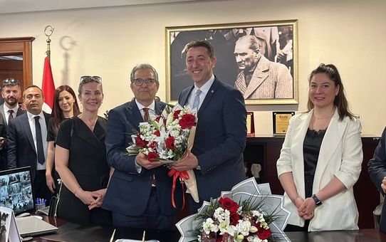CHP'den Bandırma Belediye Başkanlığına seçilen Dursun Mirza göreve başladı