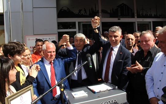 Soma Belediye Başkanı Sercan Okur, makam kapısını sökerek sözünü tuttu