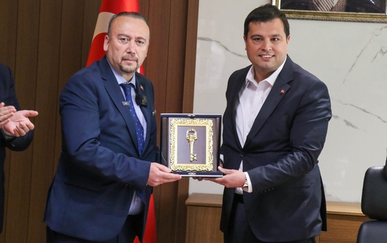 Özkan Yalım, Uşak Belediye Başkanı olarak göreve başladı