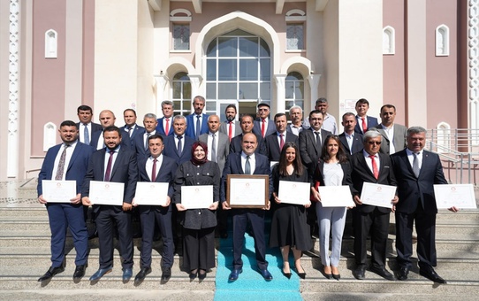 AK Parti'den Seydikemer ilçesinde belediye başkanlığına seçilen Bayram Önder Akdenizli mazbatasını aldı