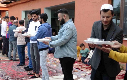 Diyarbakır'da yüzlerce medrese talebesi iftarda buluştu