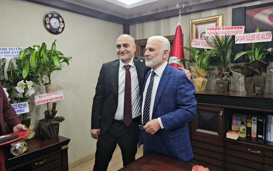 AK Parti'den Rize'nin Çamlıhemşin Belediye Başkanı seçilen Ömer Altun göreve başladı