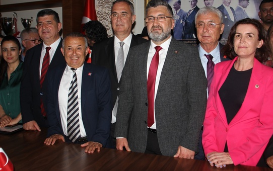 CHP'den Serik Belediye Başkanı Kadir Kumbul görevi teslim aldı
