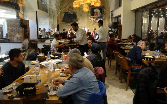 Van'da Adem Şef, Ramazan ayında eşsiz lezzetler sunuyor