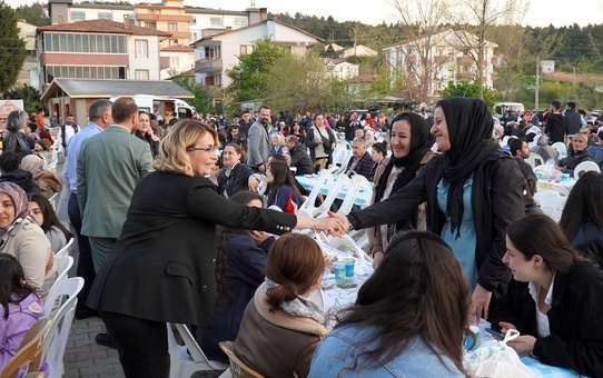 Altınova Belediyesi tarafından düzenlenen iftarda 4 bin kişi bir araya geldi
