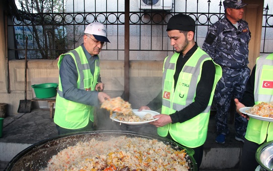TİKA, Bişkek'te 2 Bin 500 Kişilik İftar Verdi