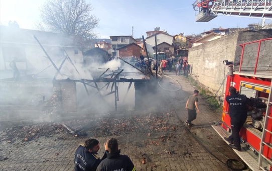 Tokat'ın Niksar ilçesinde çıkan yangında samanlık kullanılmaz hale geldi