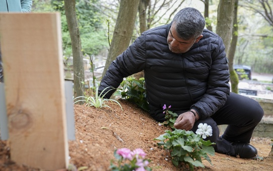 Beşiktaş'ta yangında hayatını kaybeden Efe Demir'in ailesi kabri başında dua etti