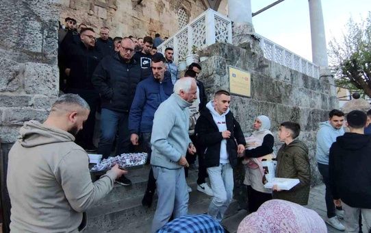 Kosova'da Müslümanlar Bayram Namazı İçin Camilere Akın Etti