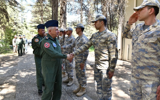 Hava Kuvvetleri Komutanı Orgeneral Ziya Cemal Kadıoğlu, birliklere bayram ziyaretinde bulundu