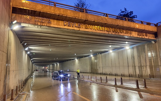 Osmaniye'de Sağanak Sonucu Devlet Bahçeli Alt Geçidi ve Evler Su Altında