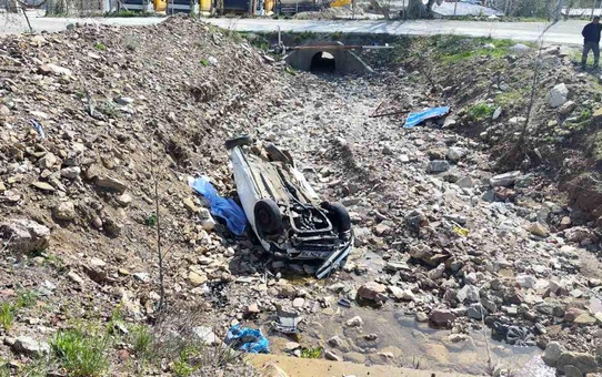 Alanya'da otomobil dereye düştü, bir kişi hayatını kaybetti
