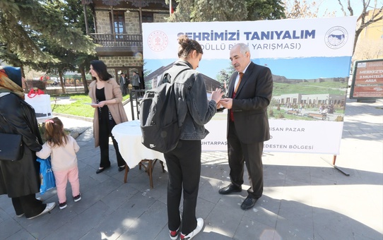 Kars'ta düzenlenen bilgi yarışmasında kazananlara kitap hediye edildi