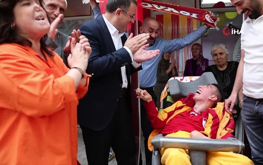Özel birey Veli Can Öndeş'in doğum günü kutlaması renkli görüntülere sahne oldu