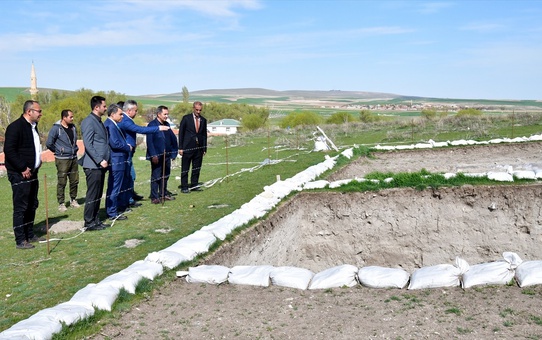 Kırşehir Valisi Hüdayar Mete Buhara, tarihi alanlarda incelemede bulundu