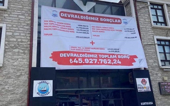 İnebolu Belediyesi, borçları gösteren afişi binaya astı