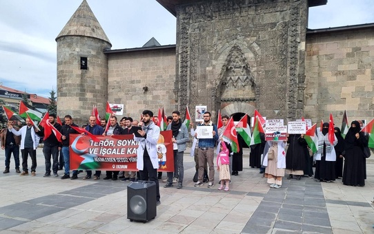 Erzurum'da Hekimler ve Sağlık Çalışanları İsrail'in Gazze'ye Yönelik Saldırılarını Protesto Ediyor