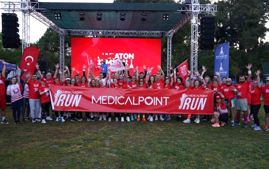 Maraton İzmir'e katılan 'Medical Point Run' sporcuları, Türk Eğitim Vakfı ve Ege Çağdaş Eğitim Vakfı adına koştu