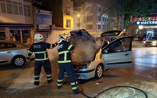 Bilecik'te seyir halinde alev alan araç yangını
