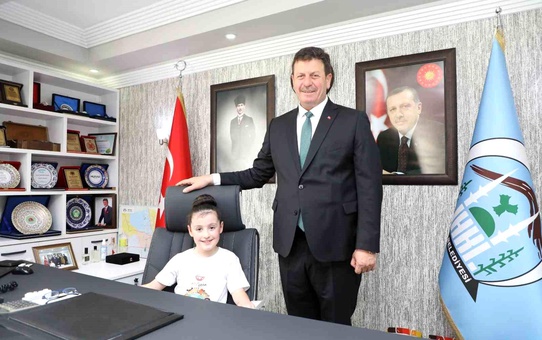 Akyazı Belediye Başkanı Bilal Soykan, 23 Nisan Ulusal Egemenlik ve Çocuk Bayramı'nı kutladı