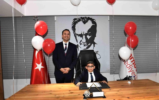 Bornova Belediye Başkanı Ömer Eşki, 23 Nisan'da makamını çocuğa devretti