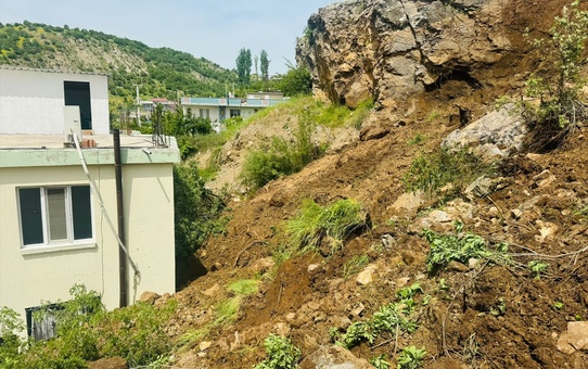 Şırnak'ın Uludere ilçesinde toprak kayması sonucu ev etkilendi