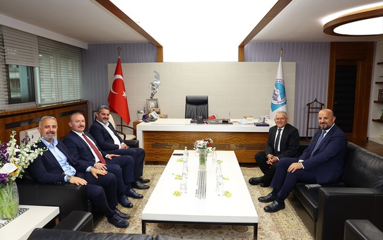 Kayseri Büyükşehir Belediye Başkanı Memduh Büyükkılıç, AK Parti Genel Merkez Yerel Yönetimler Başkan Yardımcısı Mehmet Sait Kirazoğlu'nu makamında konuk etti