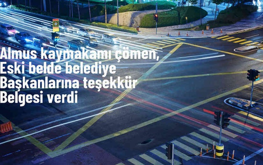 Almus Kaymakamı Emre Çömen, eski belde belediye başkanlarına teşekkür belgesi sundu