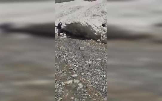 Van'ın Bahçesaray ilçesinde kar yağışı nedeniyle kapanan yol hala açılmadı