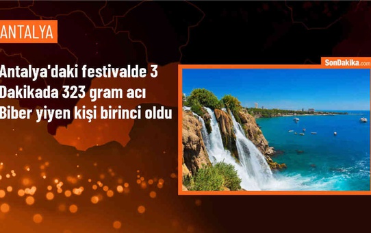 Kumluca'da düzenlenen acı biber yeme yarışmasında birinci olan Ahmet Gürhan