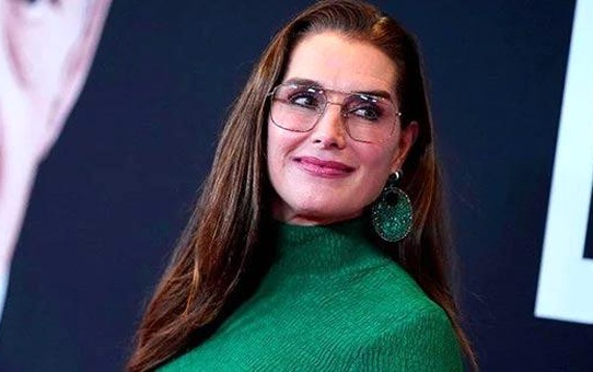 Brooke Shields, kızlarıyla hala yatakta uyuyor