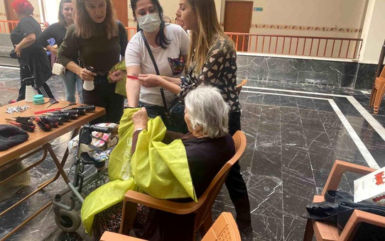 Talas Belediyesi Kursiyerleri Huzurevi Sakinlerine Anneler Günü Ziyareti Yaptı