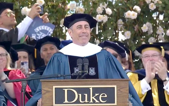 Jerry Seinfeld, Duke Üniversitesi mezuniyet töreninde protesto edildi