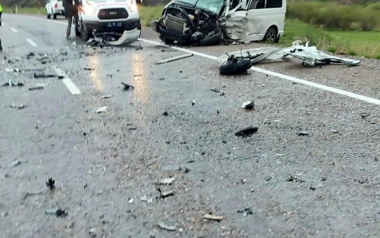 Ağrı'da iki aracın çarpışması sonucu meydana gelen kazada ölü sayısı 3'e yükseldi
