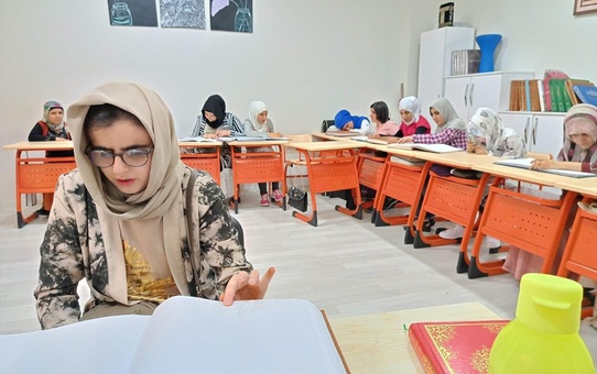 Görme engelli Esra Deniz, Braille alfabesiyle Kur'an-ı Kerim'i hatim etti
