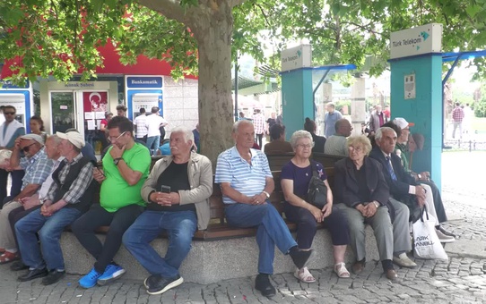 İzmir'de Emeklilerden Bakan Işıkhan'a 'Yeni Hizmet Modeli' Tepkisi: 'Çalışma Bakanı Emeklilerle Dalga Geçmiş.