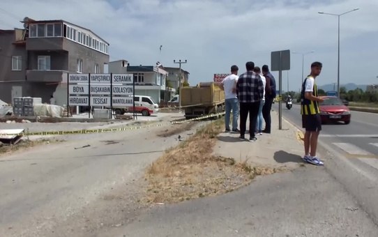 Balıkesir'de köpeği ezmemek için manevra yapan otomobil kamyonun altına girdi: 3 ölü, 1 ağır yaralı