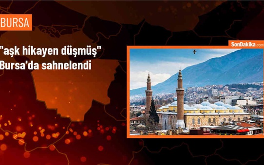 Ahmet Sami Özbudak'ın kaleme aldığı 'Aşk Hikayen Düşmüş' adlı oyun Bursalı sanatseverlerle buluştu