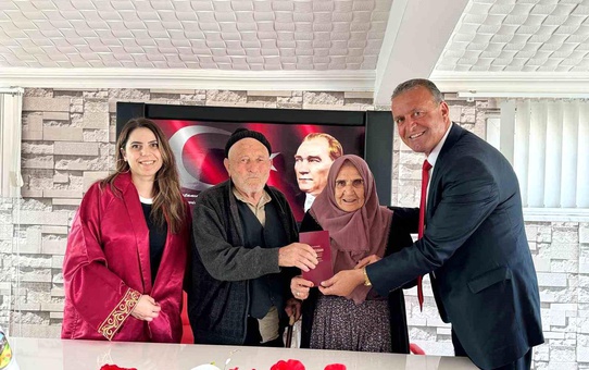 Niğde'de 60 Yıl Sonra Nikah Masasına Oturan Çift