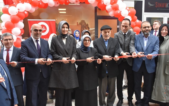 Afyonkarahisar Valisi Kübra Güran Yiğitbaşı, Aile ve Dini Rehberlik Merkezi'nin açılışını gerçekleştirdi