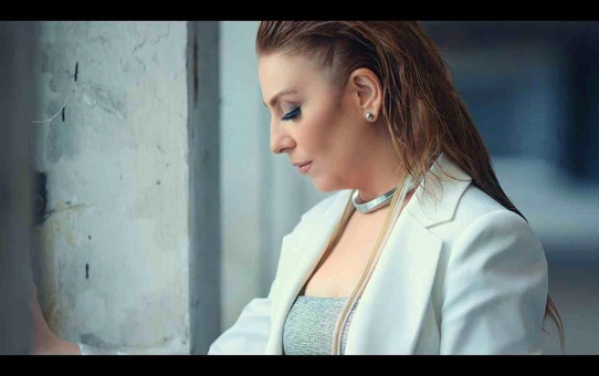 Bahar Sertdemir, Onno Tunç'un unutulmaz eseri 'Ayrılıklar Bitmez'e yeniden hayat verdi