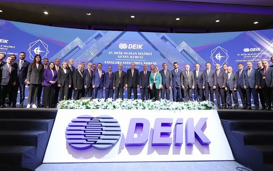 DEİK, duayen iş insanlarını onurlandırdı! Mehmet Selahattin Ünlü, babası Ahmet Şahap Ünlü adına ödülü aldı