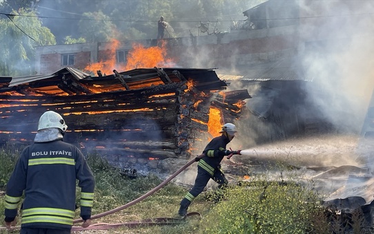 Bolu'da samanlık, ahır ve odunlukta çıkan yangın evlere sıçramadan söndürüldü