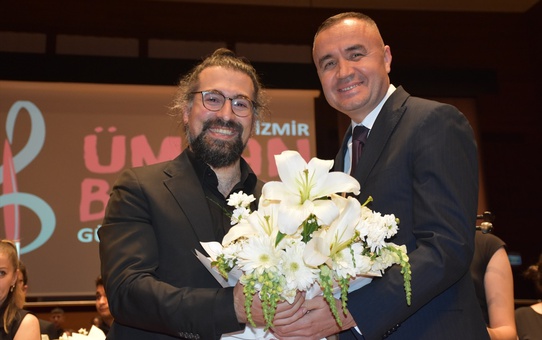 İzmir'deki Ümran Baradan Güzel Sanatlar Lisesi'nden Cumhuriyet Yüzyılı konseri