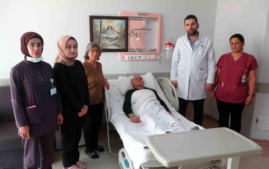 94 yaşındaki kolon kanseri hastası sağlığına kavuştu