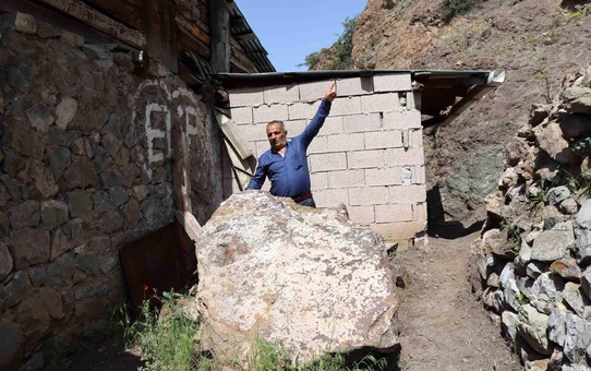 Erzurum'un Oltu ilçesinde sağanak yağmur sonrası dev kaya parçası mahalle sakinlerini mağdur etti