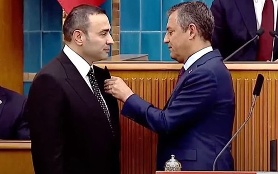 İYİ Parti'den istifa eden Aykut Kaya, CHP'ye katıldı! Rozetini Özgür Özel bizzat taktı