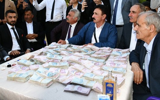 Aşiret liderinin kardeşi dünyaevine girdi, çifte takılanlar dudakları uçuklattı