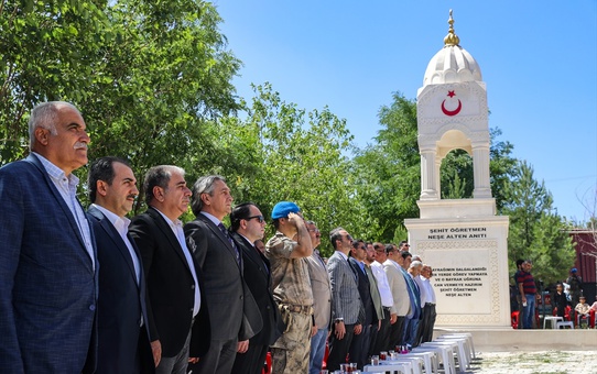 Diyarbakır'da PKK'lı teröristlerce 31 yıl önce şehit edilen Neşe öğretmen anısına anıt yapıldı